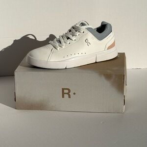 Women’s On Cloud “The Roger Advantage” sneakers in a size 9,